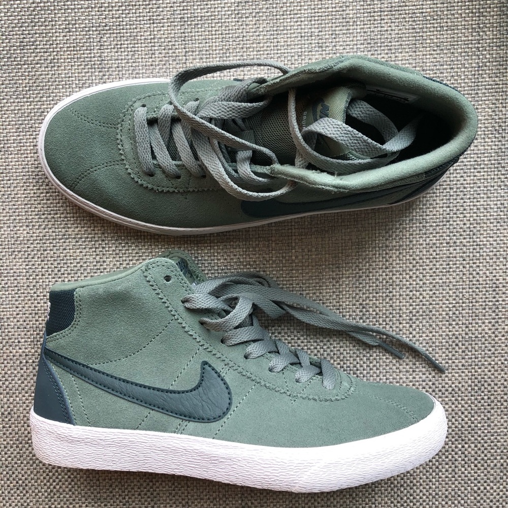 NWOT Nike SB Bruin Hi Sneaker